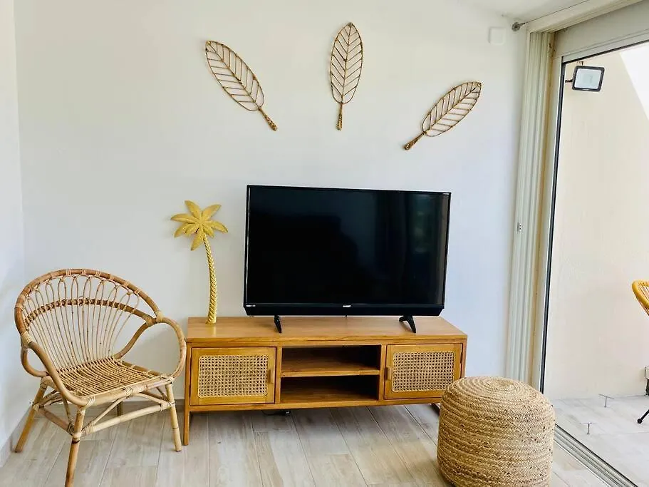 Дом отдыха Salty Beach, Amazing 1 Bedroom Beachfront, Nettle Bay Beach Club Байе-Неттл
